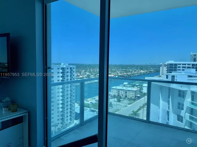3-bedroom condo for rent in Hollywood - 3101 S Ocean Dr 1701 - MondialRealty