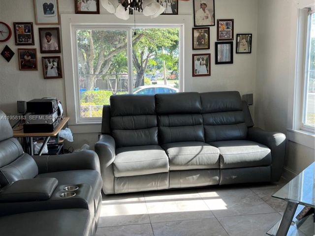 3-bedroom home for sale in Hollywood - 1023 N 25th Ave - MondialRealty