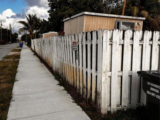 3-bedroom home for sale in Hollywood - 1023 N 25th Ave - MondialRealty