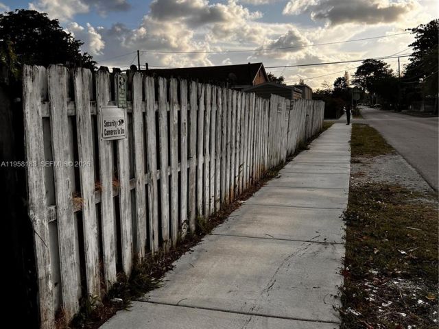 3-bedroom home for sale in Hollywood - 1023 N 25th Ave - MondialRealty