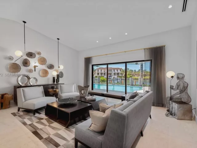 4-bedroom home for rent in Coral Gables - 540 Reinante Ave - MondialRealty