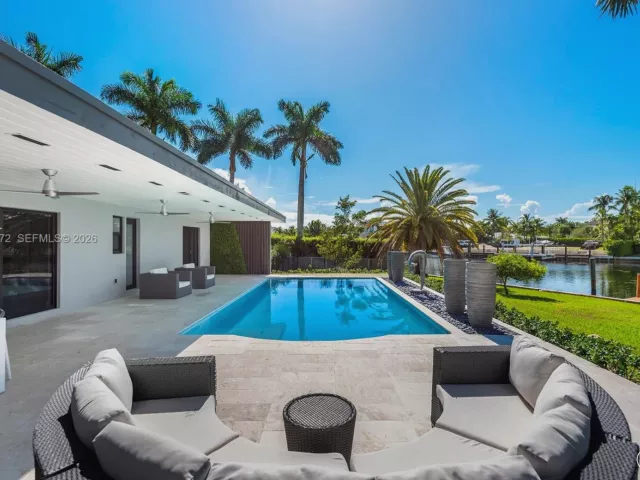 4-bedroom home for rent in Coral Gables - 540 Reinante Ave - MondialRealty