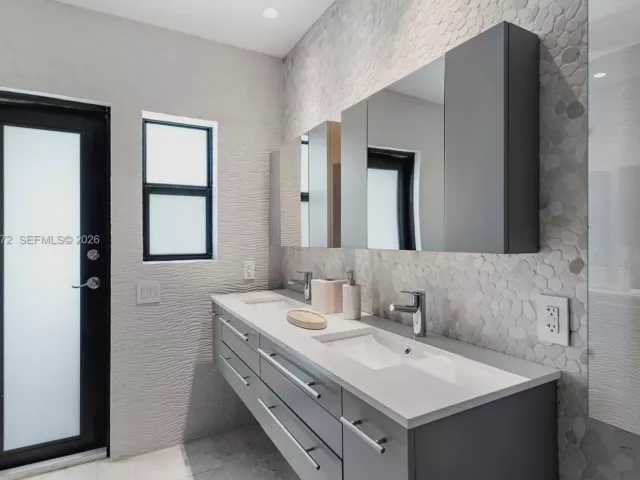 4-bedroom home for rent in Coral Gables - 540 Reinante Ave - MondialRealty