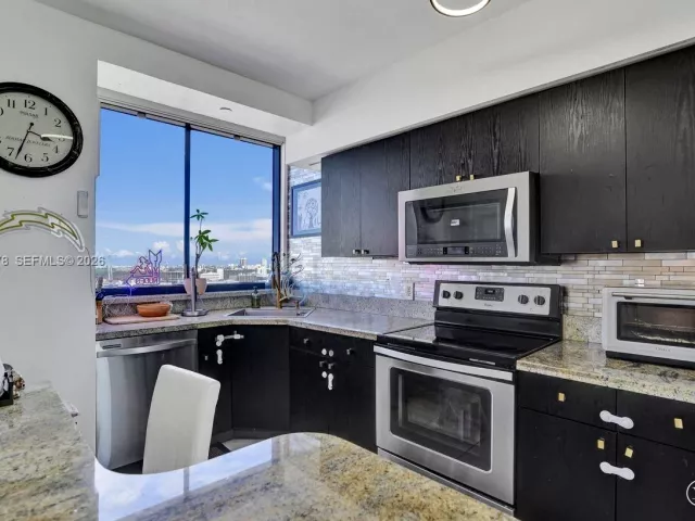 2-bedroom condo for sale in Miami Beach - 1330 West Ave 1811 - MondialRealty