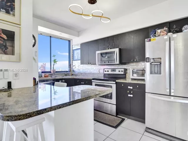 2-bedroom condo for sale in Miami Beach - 1330 West Ave 1811 - MondialRealty
