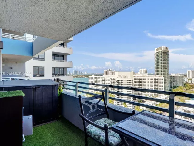 2-bedroom condo for sale in Miami Beach - 1330 West Ave 1811 - MondialRealty