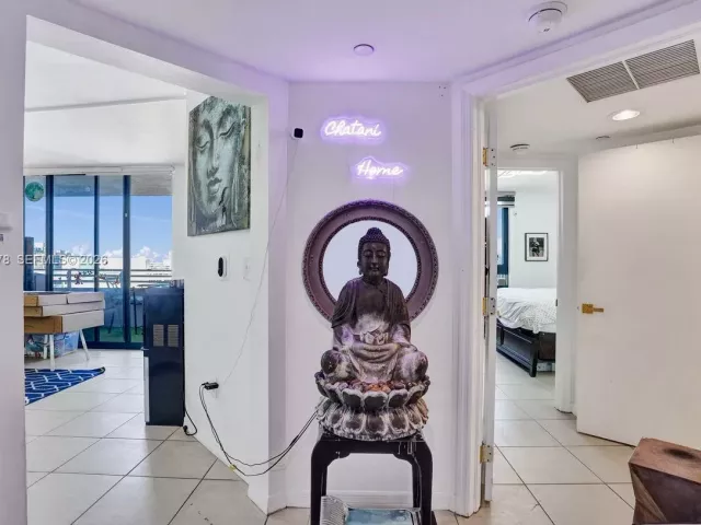 2-bedroom condo for sale in Miami Beach - 1330 West Ave 1811 - MondialRealty