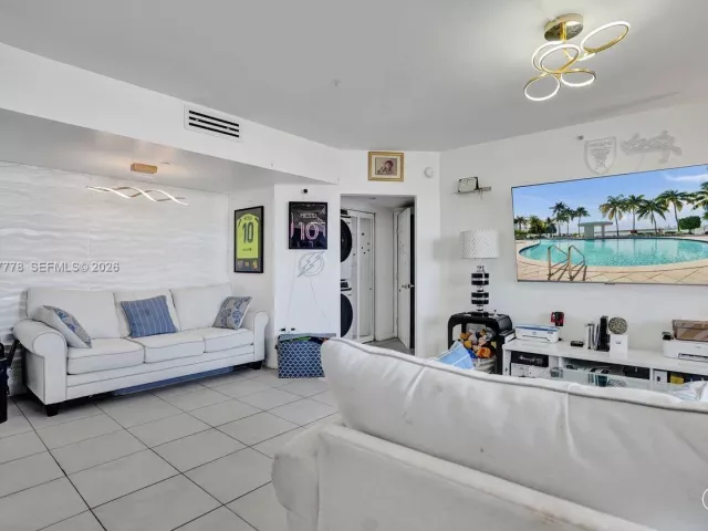 2-bedroom condo for sale in Miami Beach - 1330 West Ave 1811 - MondialRealty