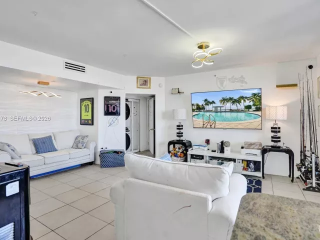 2-bedroom condo for sale in Miami Beach - 1330 West Ave 1811 - MondialRealty