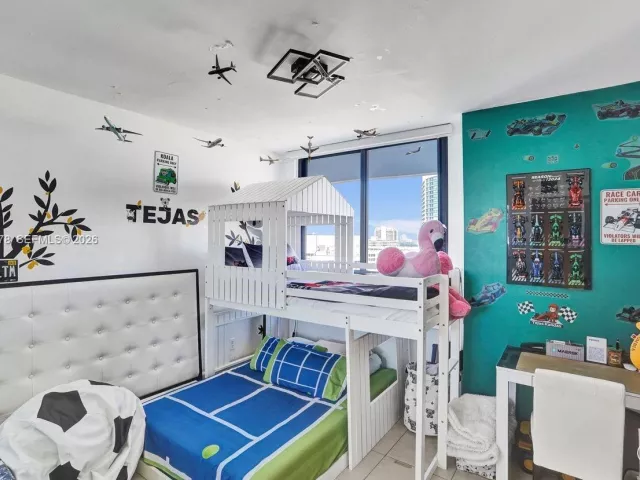 2-bedroom condo for sale in Miami Beach - 1330 West Ave 1811 - MondialRealty