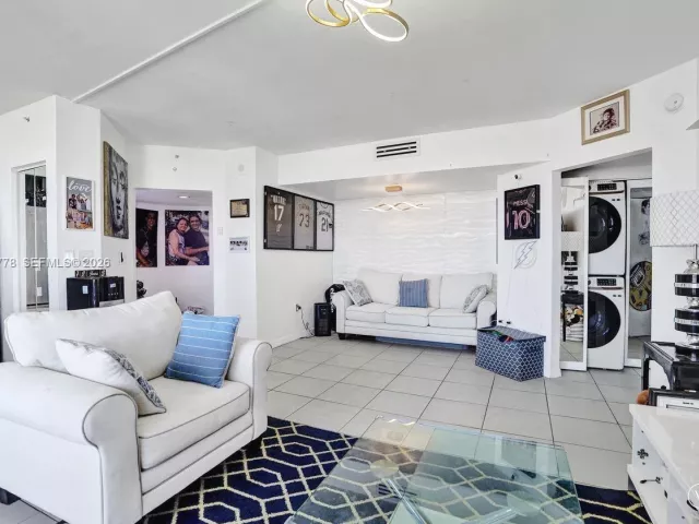 2-bedroom condo for sale in Miami Beach - 1330 West Ave 1811 - MondialRealty