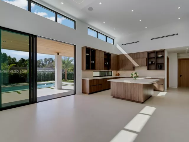 5-bedroom home for sale in Miami - 11000 SW 120th St - MondialRealty