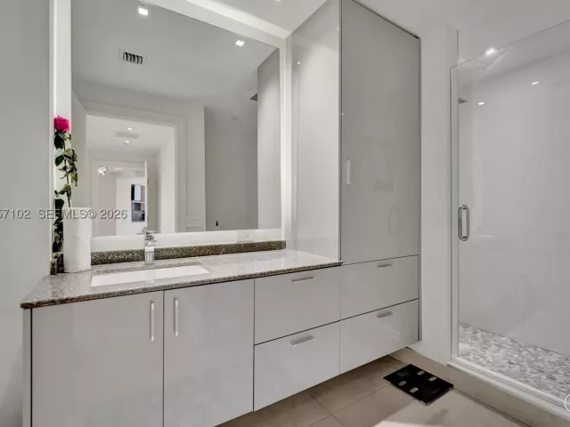 3-bedroom condo for rent in Aventura - 21200 Point Place 403 - MondialRealty