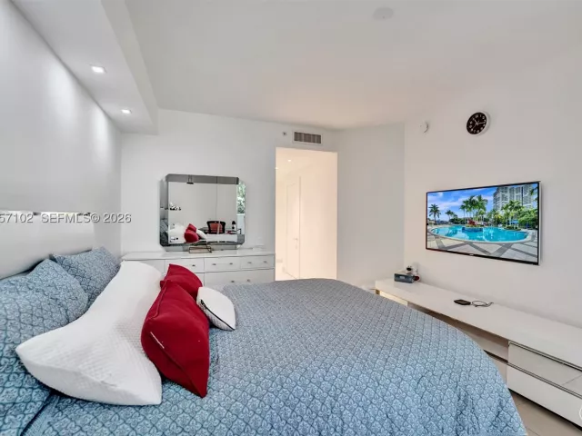 3-bedroom condo for rent in Aventura - 21200 Point Place 403 - MondialRealty