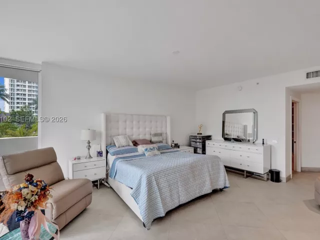 3-bedroom condo for rent in Aventura - 21200 Point Place 403 - MondialRealty