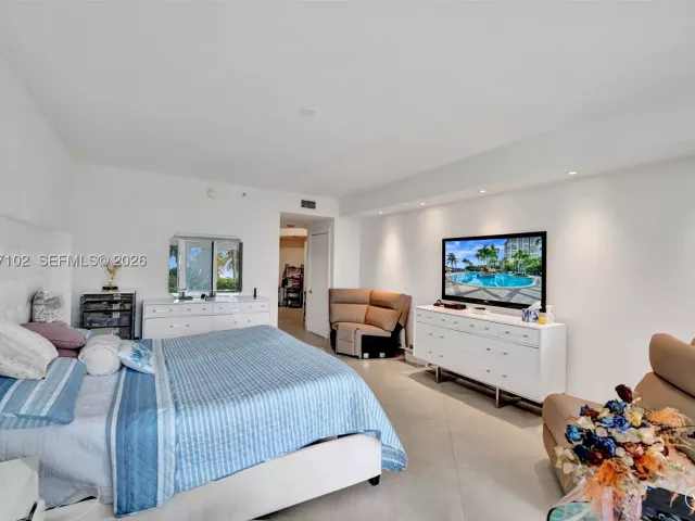 3-bedroom condo for rent in Aventura - 21200 Point Place 403 - MondialRealty