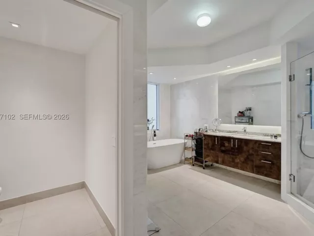 3-bedroom condo for rent in Aventura - 21200 Point Place 403 - MondialRealty