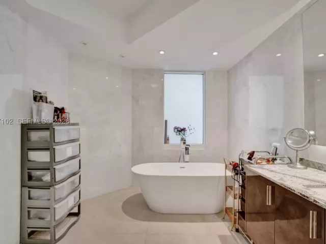 3-bedroom condo for rent in Aventura - 21200 Point Place 403 - MondialRealty
