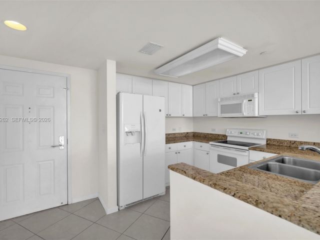 1-bedroom condo for sale in Aventura - 19501 W Country Club Dr 2011 - MondialRealty