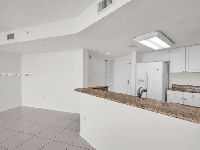 1-bedroom condo for sale in Aventura - 19501 W Country Club Dr 2011 - MondialRealty