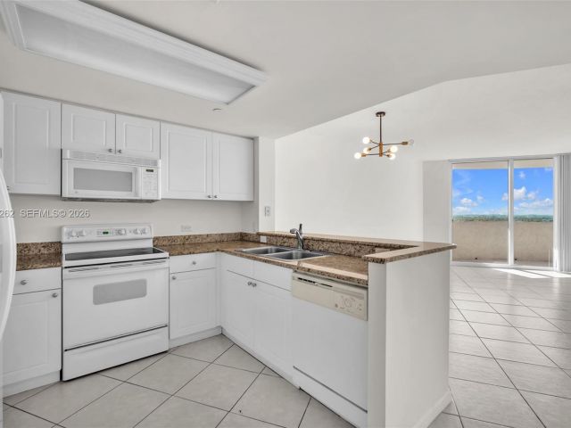 1-bedroom condo for sale in Aventura - 19501 W Country Club Dr 2011 - MondialRealty
