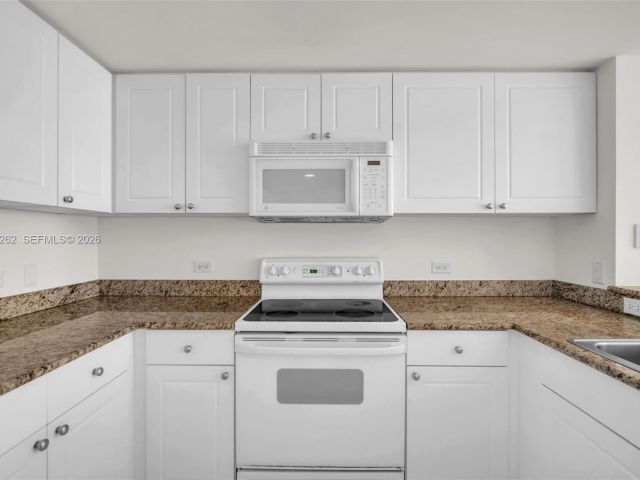 1-bedroom condo for sale in Aventura - 19501 W Country Club Dr 2011 - MondialRealty