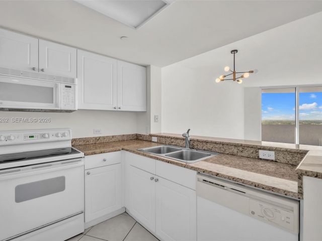 1-bedroom condo for sale in Aventura - 19501 W Country Club Dr 2011 - MondialRealty