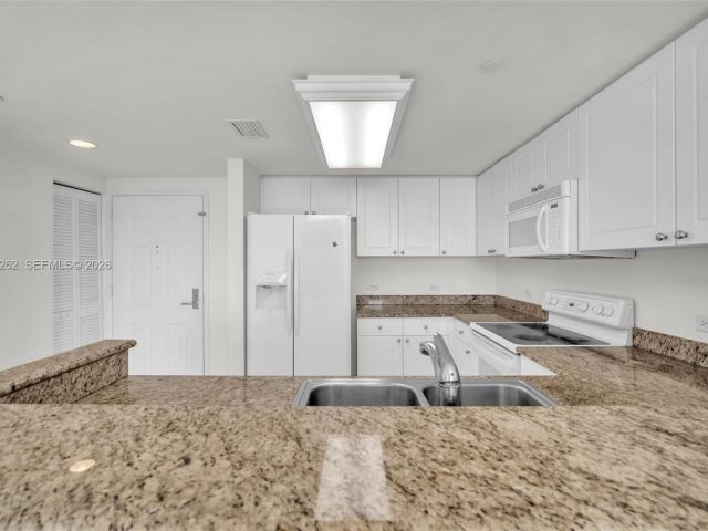 1-bedroom condo for sale in Aventura - 19501 W Country Club Dr 2011 - MondialRealty