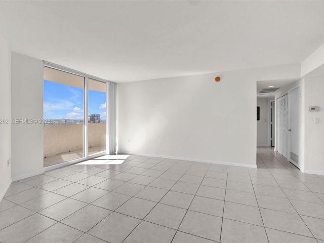 1-bedroom condo for sale in Aventura - 19501 W Country Club Dr 2011 - MondialRealty