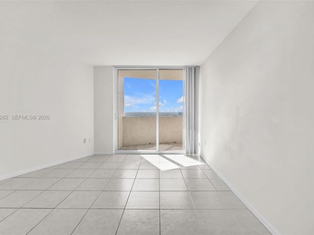 1-bedroom condo for sale in Aventura - 19501 W Country Club Dr 2011 - MondialRealty