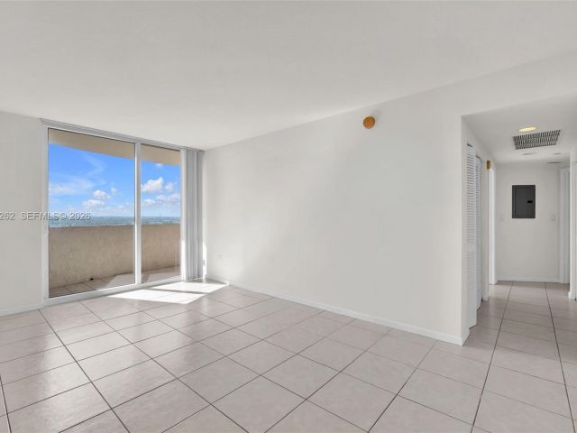 1-bedroom condo for sale in Aventura - 19501 W Country Club Dr 2011 - MondialRealty