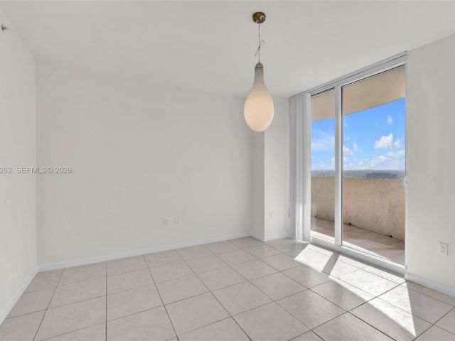 1-bedroom condo for sale in Aventura - 19501 W Country Club Dr 2011 - MondialRealty