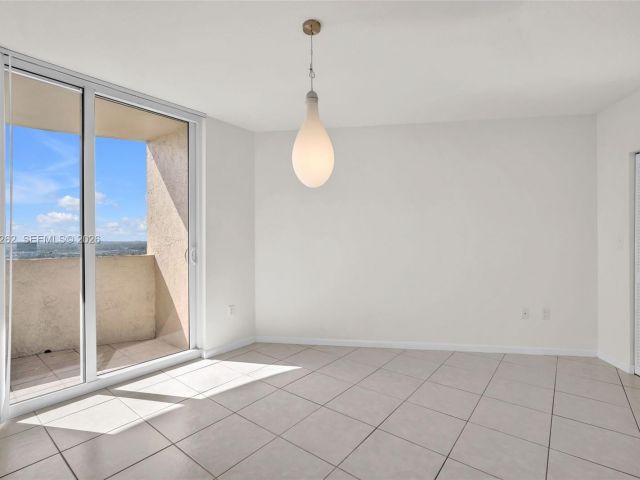 1-bedroom condo for sale in Aventura - 19501 W Country Club Dr 2011 - MondialRealty