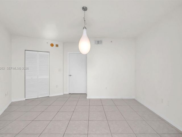 1-bedroom condo for sale in Aventura - 19501 W Country Club Dr 2011 - MondialRealty