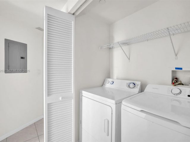 1-bedroom condo for sale in Aventura - 19501 W Country Club Dr 2011 - MondialRealty