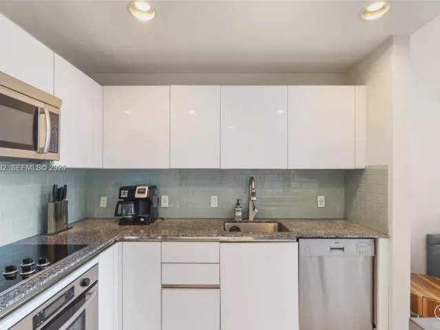 1-bedroom condo for rent in Miami - 1050 Brickell Ave 610 - MondialRealty