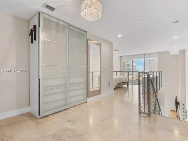 1-bedroom condo for rent in Miami - 1050 Brickell Ave 610 - MondialRealty