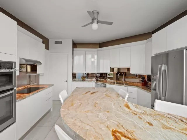 3-bedroom condo for sale in Miami Beach - 300 S Pointe Dr 605 - MondialRealty