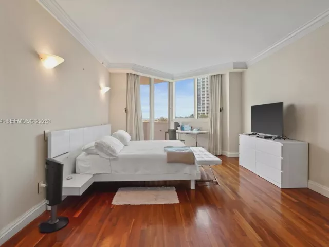 3-bedroom condo for sale in Miami Beach - 300 S Pointe Dr 605 - MondialRealty