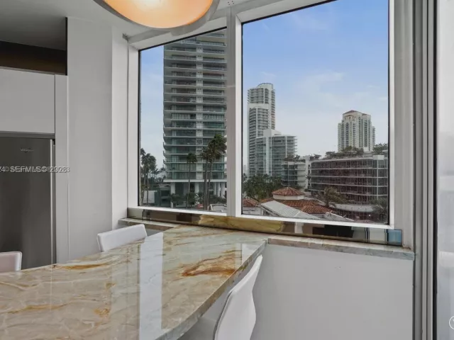 3-bedroom condo for sale in Miami Beach - 300 S Pointe Dr 605 - MondialRealty
