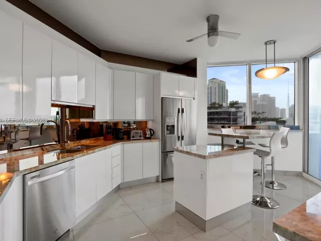 3-bedroom condo for sale in Miami Beach - 300 S Pointe Dr 605 - MondialRealty