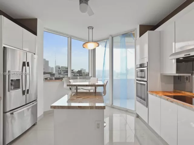 3-bedroom condo for sale in Miami Beach - 300 S Pointe Dr 605 - MondialRealty