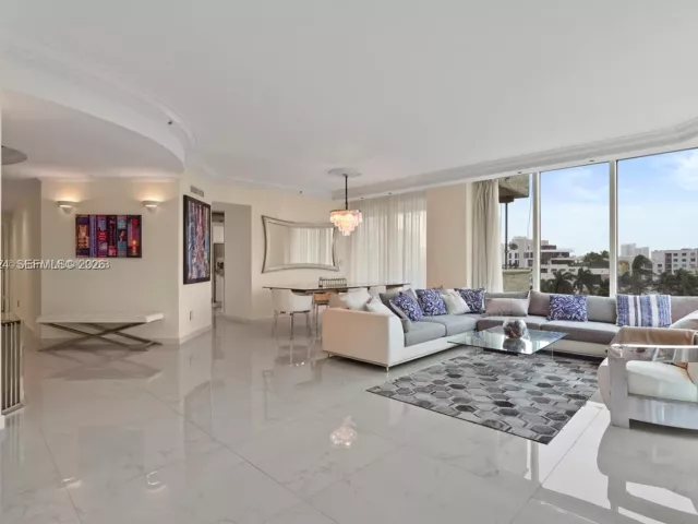 3-bedroom condo for sale in Miami Beach - 300 S Pointe Dr 605 - MondialRealty