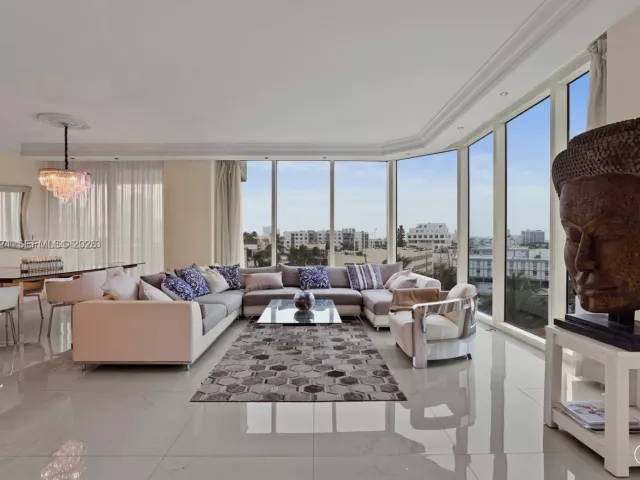 3-bedroom condo for sale in Miami Beach - 300 S Pointe Dr 605 - MondialRealty