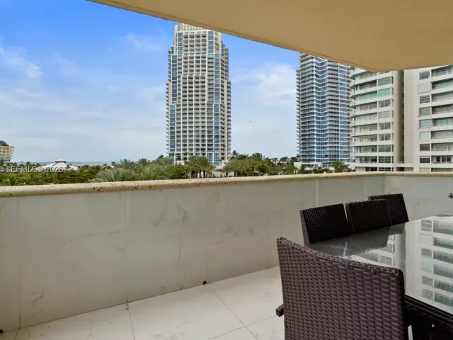 3-bedroom condo for sale in Miami Beach - 300 S Pointe Dr 605 - MondialRealty