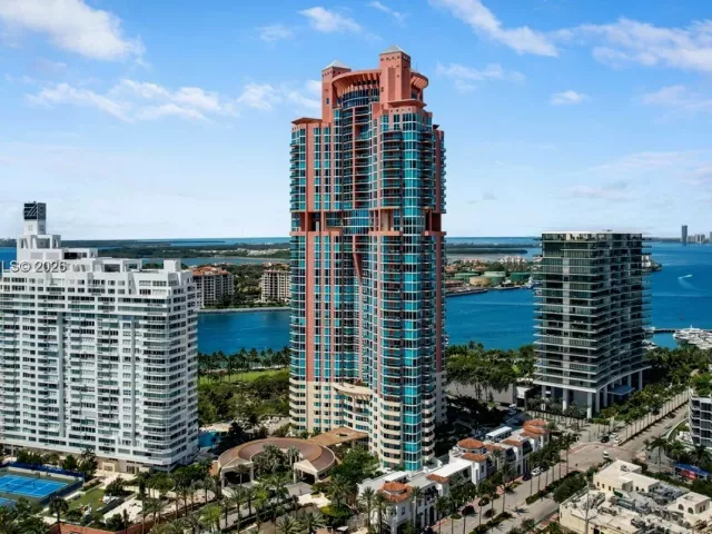 3-bedroom condo for sale in Miami Beach - 300 S Pointe Dr 605 - MondialRealty