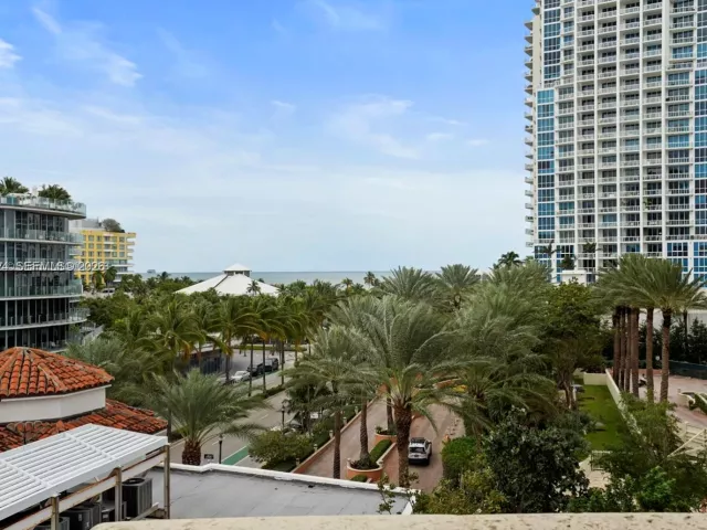 3-bedroom condo for sale in Miami Beach - 300 S Pointe Dr 605 - MondialRealty