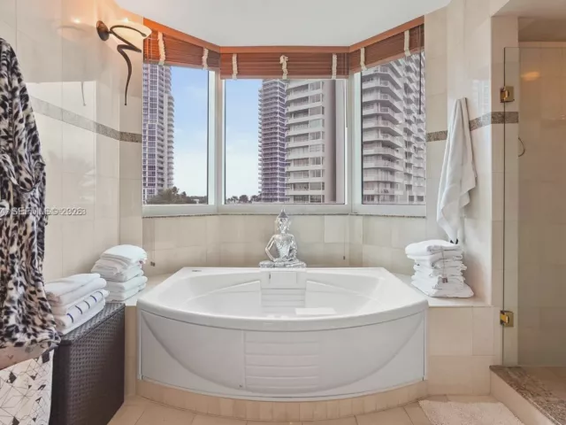 3-bedroom condo for sale in Miami Beach - 300 S Pointe Dr 605 - MondialRealty