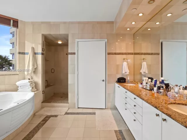 3-bedroom condo for sale in Miami Beach - 300 S Pointe Dr 605 - MondialRealty