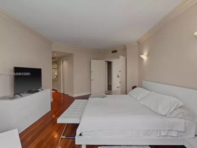 3-bedroom condo for sale in Miami Beach - 300 S Pointe Dr 605 - MondialRealty